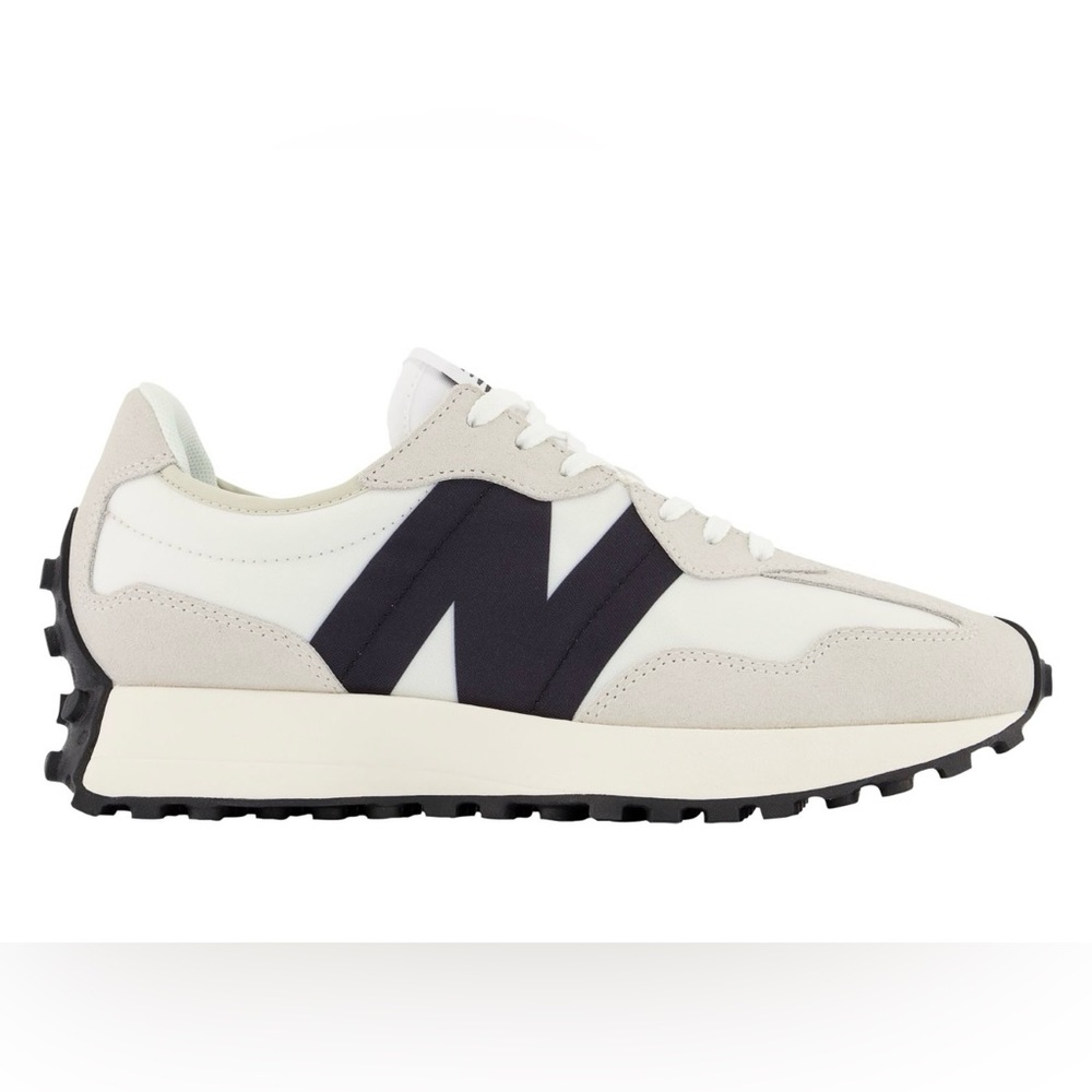 New Balance Men's 6.5/Womens 8  White and Black Sneakers